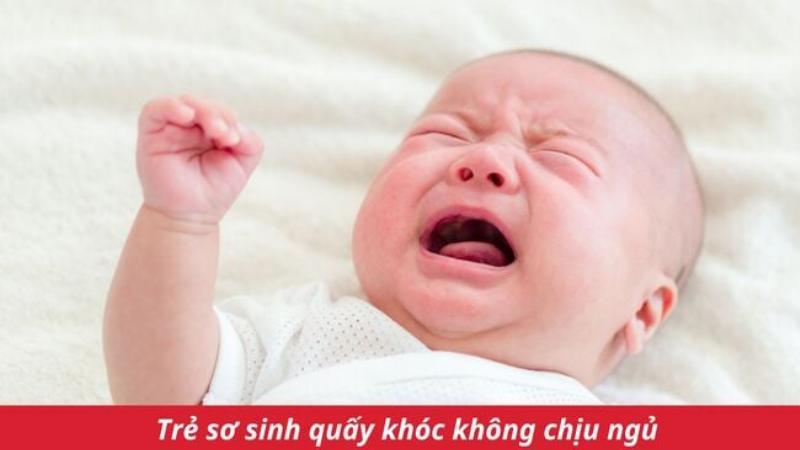 Bà mẹ đang thay bỉm cho em bé sơ sinh