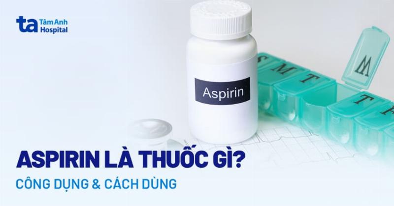 Bác sĩ hoặc dược sĩ đang tư vấn về cách sử dụng thuốc an toàn