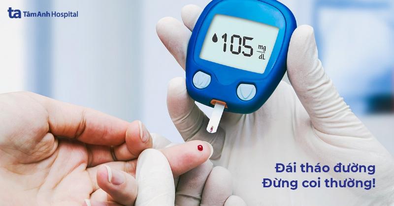 Chuyên gia y tế (bác sĩ) đang tư vấn cho bệnh nhân về sức khỏe hô hấp, nhấn mạnh tầm quan trọng của việc khám định kỳ và tuân thủ hướng dẫn y khoa