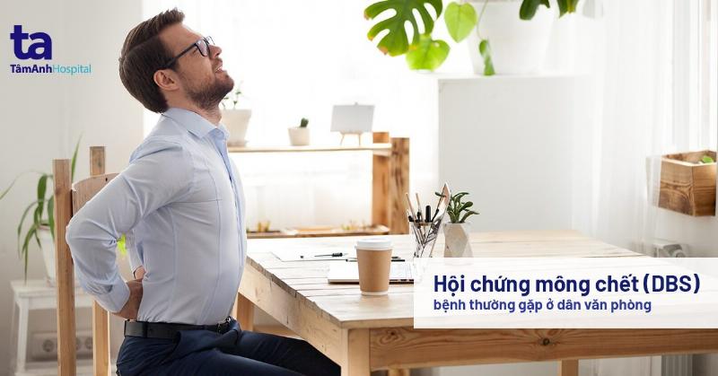 Hình ảnh một người đàn ông đang ngồi nói chuyện với bác sĩ nam khoa trong phòng khám