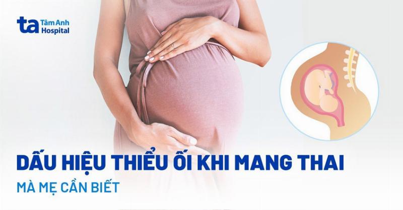 Hình ảnh bác sĩ sản khoa đang tư vấn cho mẹ bầu về tình trạng thiếu ối