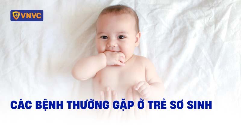 Hình ảnh minh họa người mẹ đang ôm và an ủi bé 2 tuổi bị sốt, thể hiện sự chăm sóc tại nhà