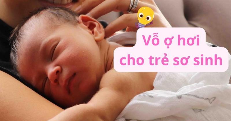 Cách bế ợ hơi đúng tư thế cho trẻ sơ sinh