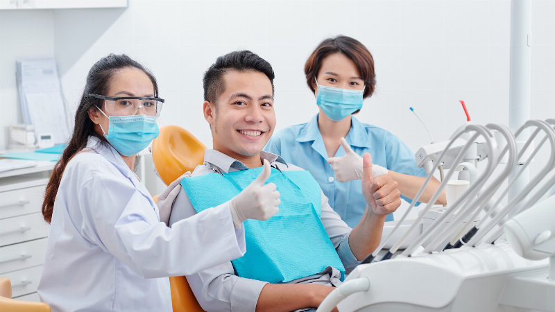 Hình ảnh minh họa các mẹo chăm sóc răng miệng sau khi tẩy trắng nha khoa, bao gồm chải răng, dùng chỉ nha khoa và tránh thực phẩm có màu