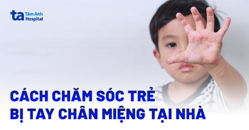Người mẹ đang cho con uống thuốc, minh họa chăm sóc trẻ tại nhà bị chân tay miệng