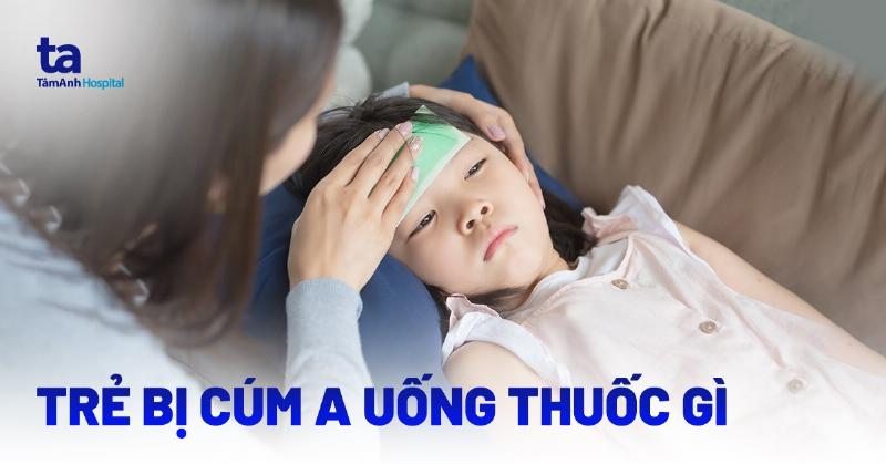 Hình ảnh bố mẹ đang chăm sóc trẻ bị cúm A sốt cao tại nhà, cho uống nước hoặc thuốc