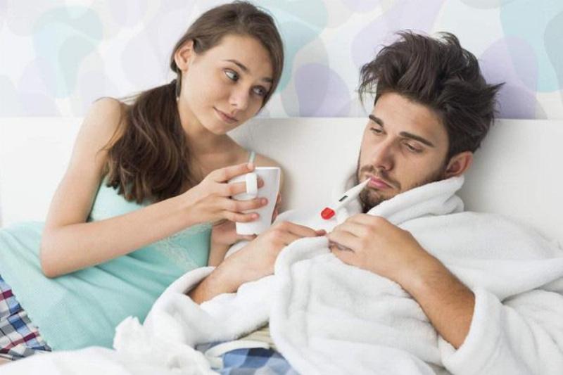 Hình ảnh minh họa trẻ nhỏ bị đau nhức mình mẩy, một trong những dấu hiệu khi trẻ bị cảm gió