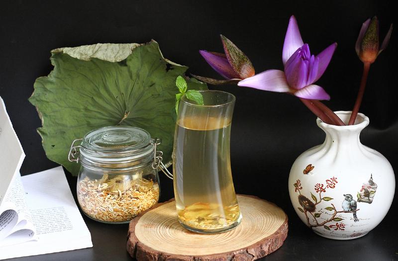Các loại đồ uống như rượu, cà phê, và đồ uống năng lượng có thể làm trầm trọng thêm triệu chứng chóng mặt.