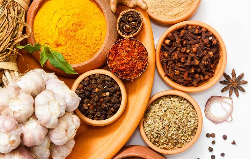 Hình ảnh tổng hợp các loại gia vị như quế, gừng.