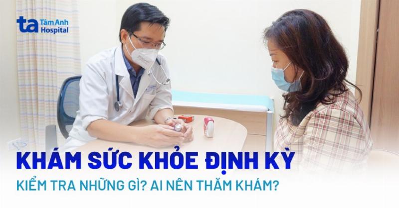 Hình ảnh một người đàn ông trưởng thành đang thực hiện khám sức khỏe định kỳ tại phòng khám (có thể là đo huyết áp, hoặc trao đổi với bác sĩ)