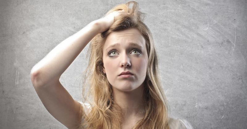 Hình ảnh minh họa nam giới đang lo lắng và cân nhắc đi khám bác sĩ chuyên khoa