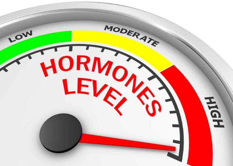 Bac si noi tiet dang dua ra loi khuyen ve can bang hormone