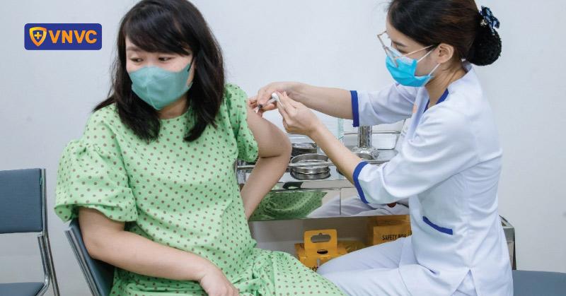 Trích dẫn lời khuyên của bác sĩ chuyên gia về tiêm phòng cúm cho phụ nữ mang thai