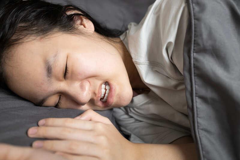Hình ảnh nghiến răng khi ngủ và điểm đau liên quan đến hàm mặt