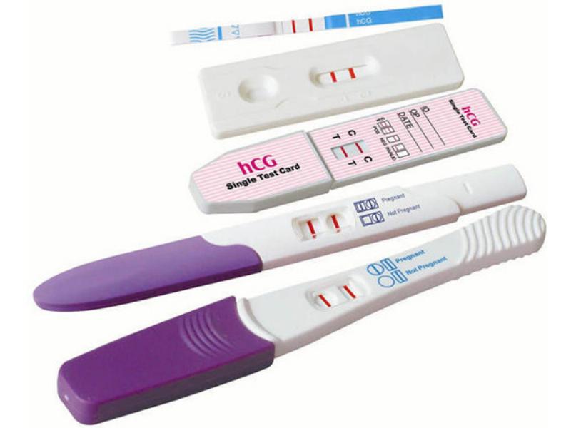 Bộ que thử rụng trứng hiển thị kết quả dương tính và âm tính