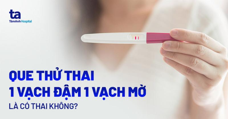 Hình ảnh que thử thai hiện hai vạch mờ hoặc rõ, biểu tượng cho hy vọng đậu thai sau quá trình tiêm rụng trứng và quan hệ/IUI.