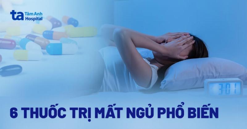Hình ảnh vỉ thuốc và đồng hồ ban đêm, minh họa tác dụng phụ của thuốc gây mất ngủ