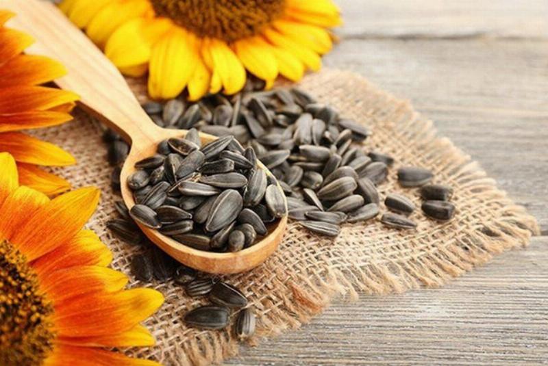 Các loại thực phẩm tự nhiên giàu vitamin E bao gồm các loại hạt, dầu thực vật, rau lá xanh và trái cây như bơ