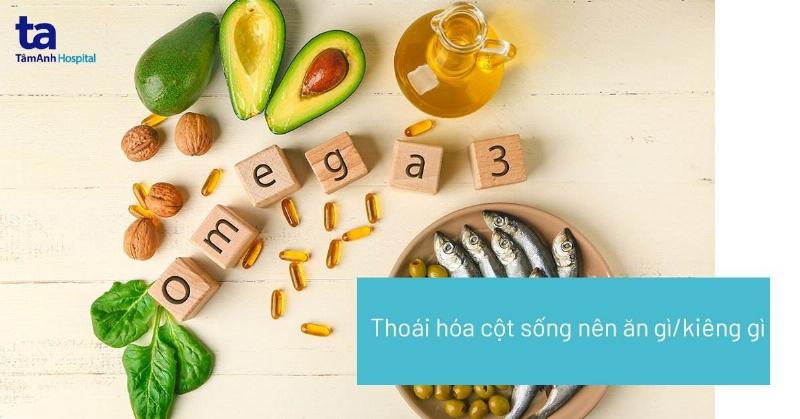Một đĩa thức ăn đầy màu sắc bao gồm rau xanh, trái cây, hạt, thịt nạc và cá, tượng trưng cho chế độ ăn uống lành mạnh hỗ trợ hệ miễn dịch