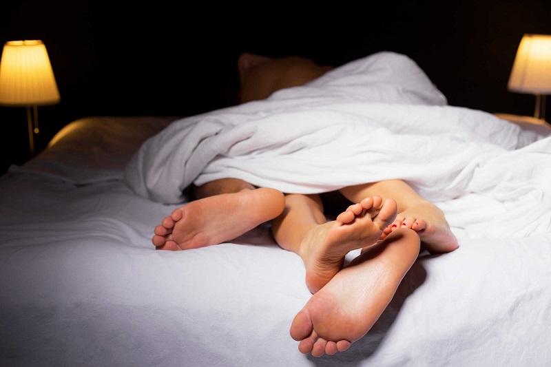 Hình minh họa tinh trùng bơi về phía trứng sau khi xuất tinh, giải thích vì sao xuất tinh ngoài vẫn có thể có thai